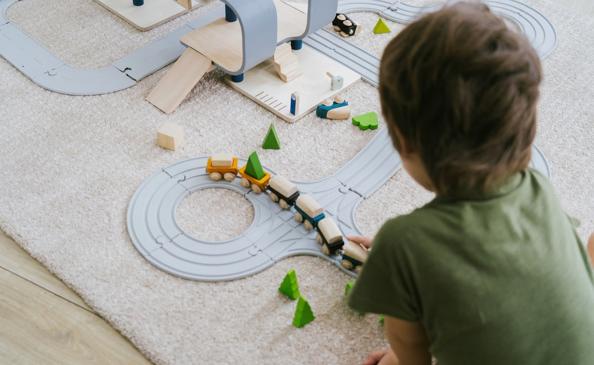 Detalj av Vei- og skinnesett stort i gummitre 48 cm
