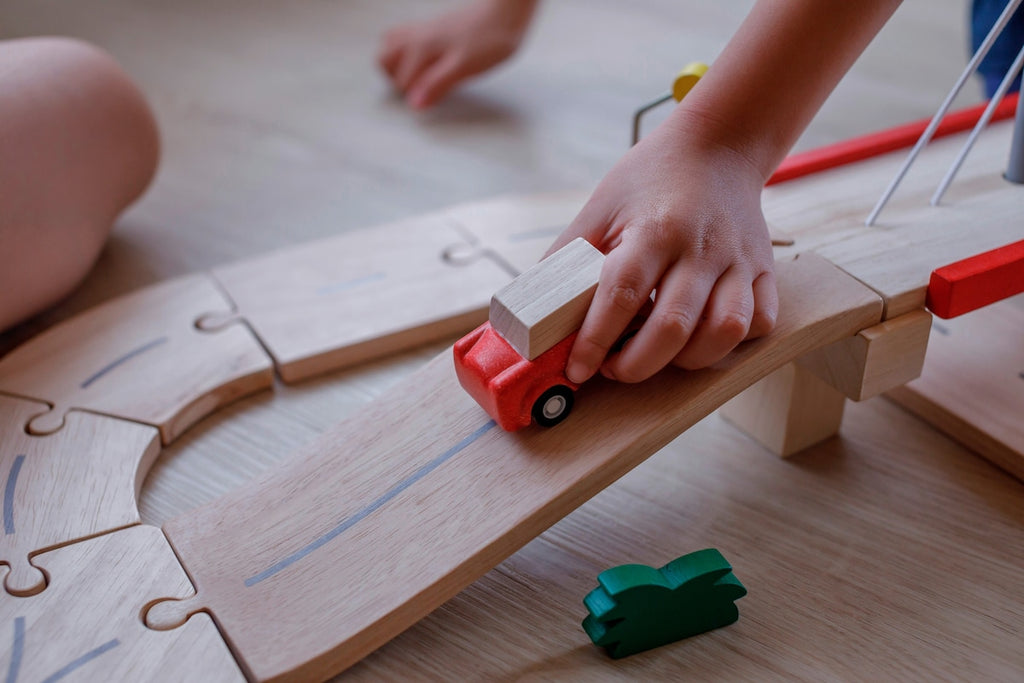 Veisystem i tre 34 deler 75 x 95 cm PlanToys nærbilde av bil