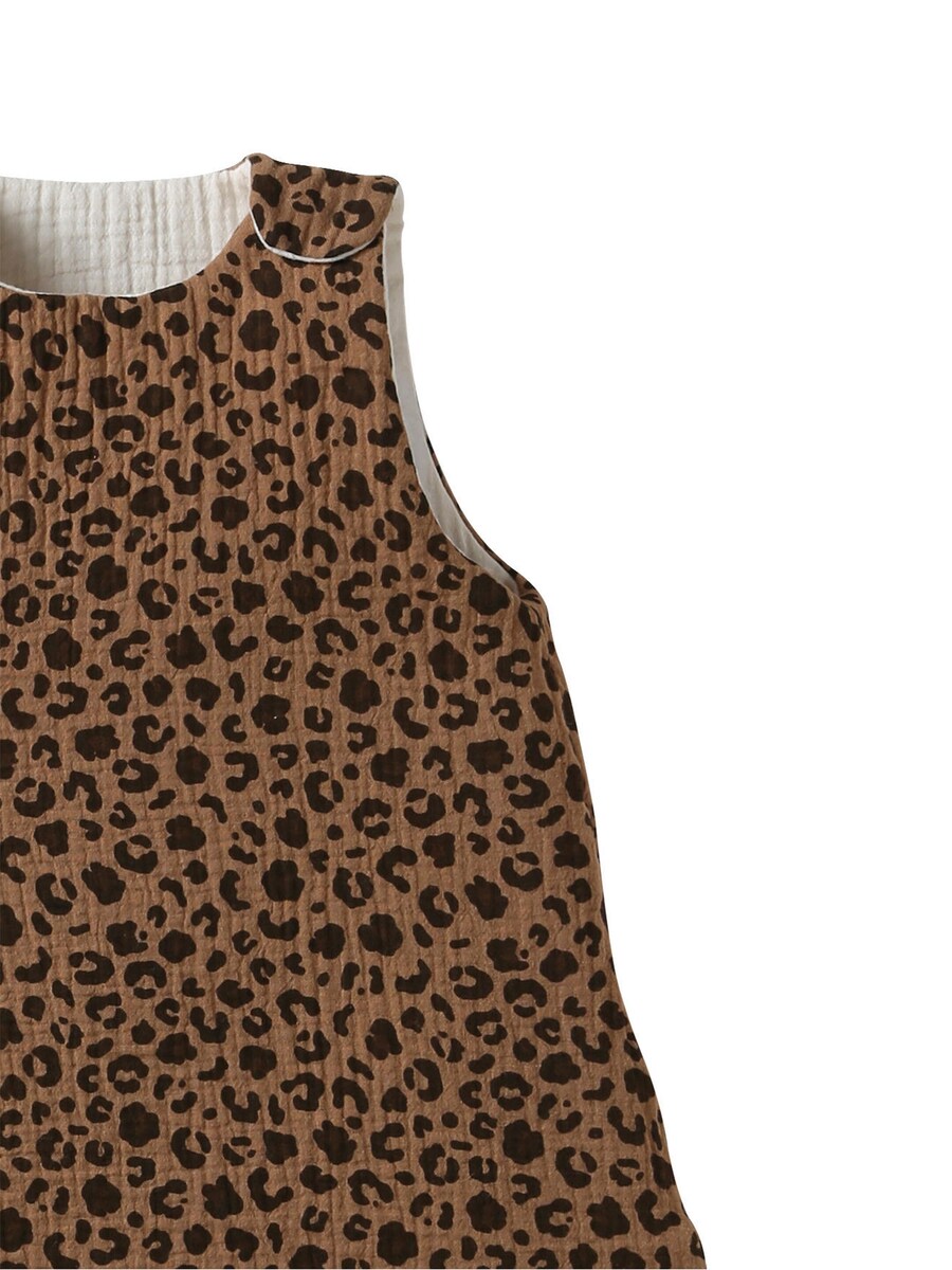 Detalj av vendbar sovepose for baby i økologisk musselin med leopardprint