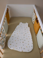 Detalj av vendbar sovepose for baby SAVANNE i musselin