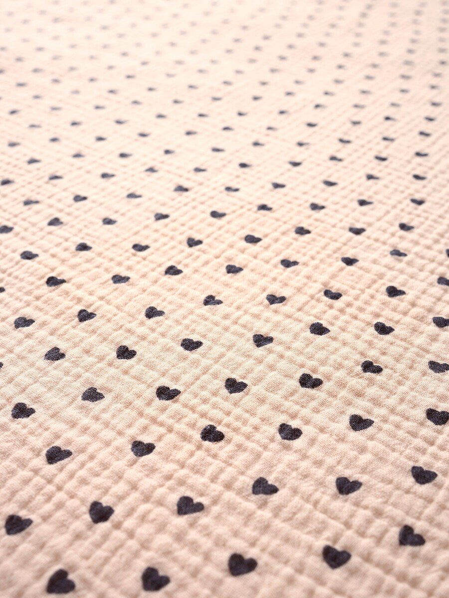 Detalj av mønster på vendbart babyteppe i musselin og webpels LOVELY LEO