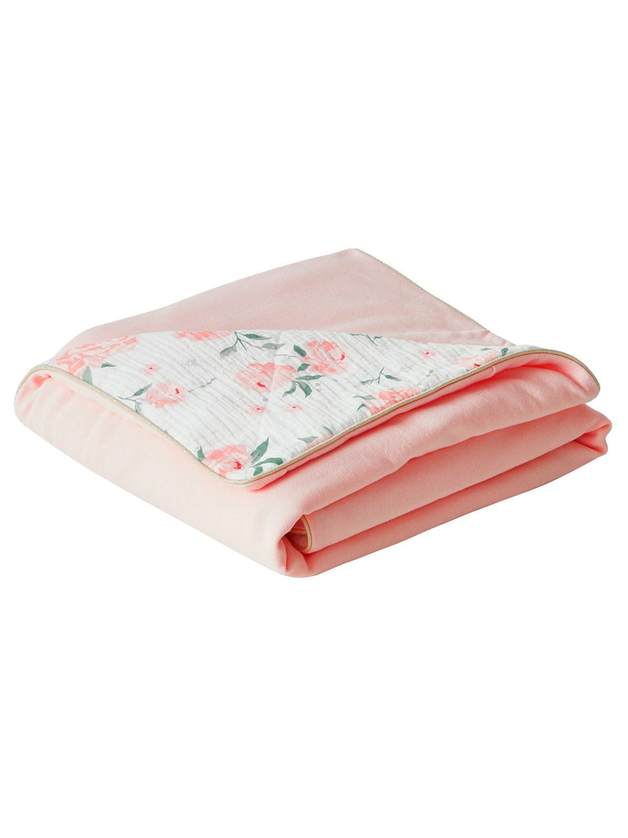 Vendbart leketeppe for baby i musselin 75x100 cm forfra