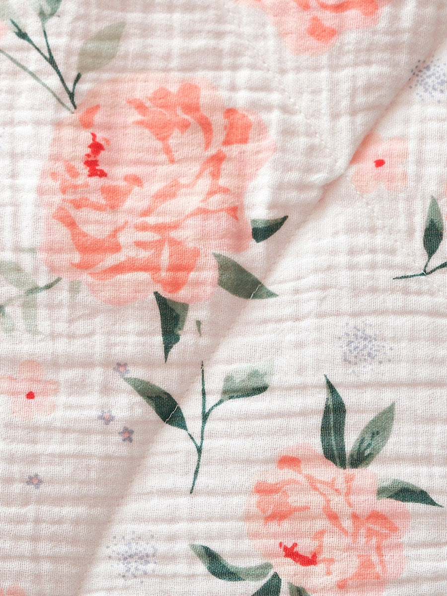 Vendbart leketeppe for baby i musselin 75x100 cm brettet
