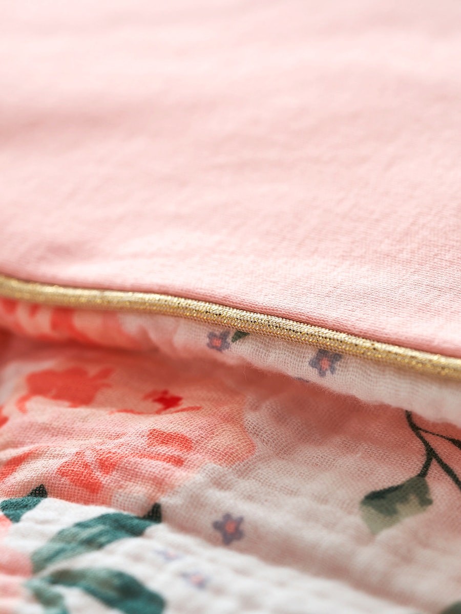 Vendbart leketeppe for baby i musselin 75x100 cm detalj av stofftekstur