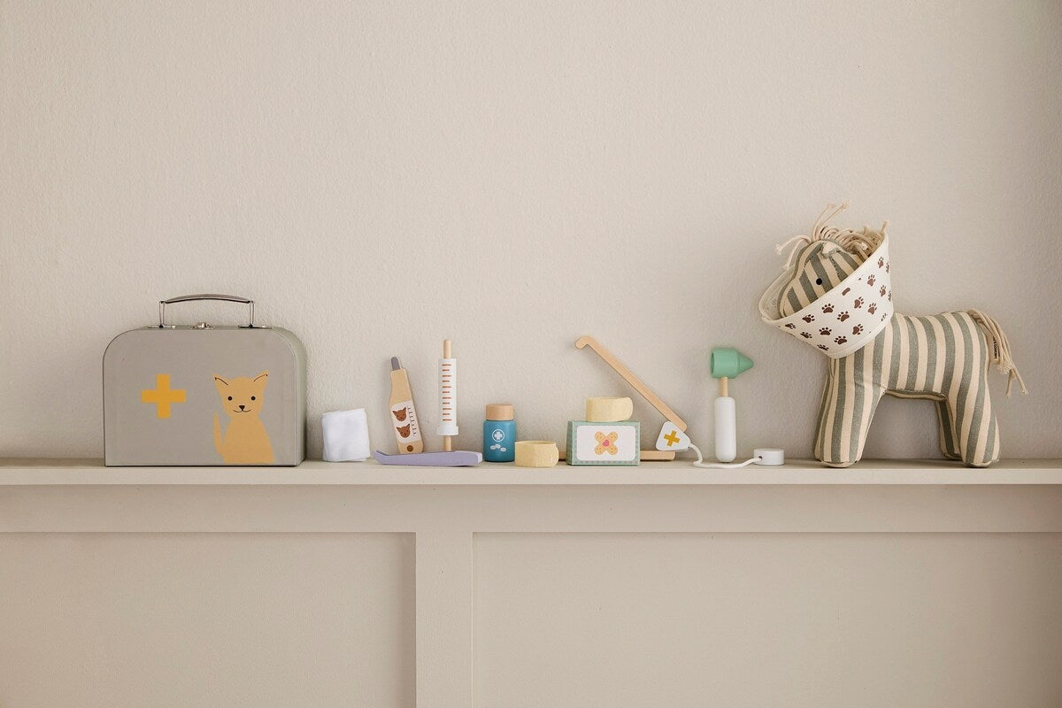 Nærbilde av sprøyte i Veterinærkoffert Kids Hub i bjørk og bomull