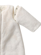 Detalj av avtagbare ermer på vintersovepose for baby med kunstpels