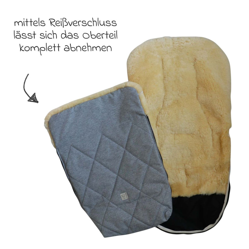 Vognpose Coosy i lammeskinn 85 x 45 cm med hette