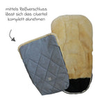 Vognpose Coosy i lammeskinn 85 x 45 cm med hette