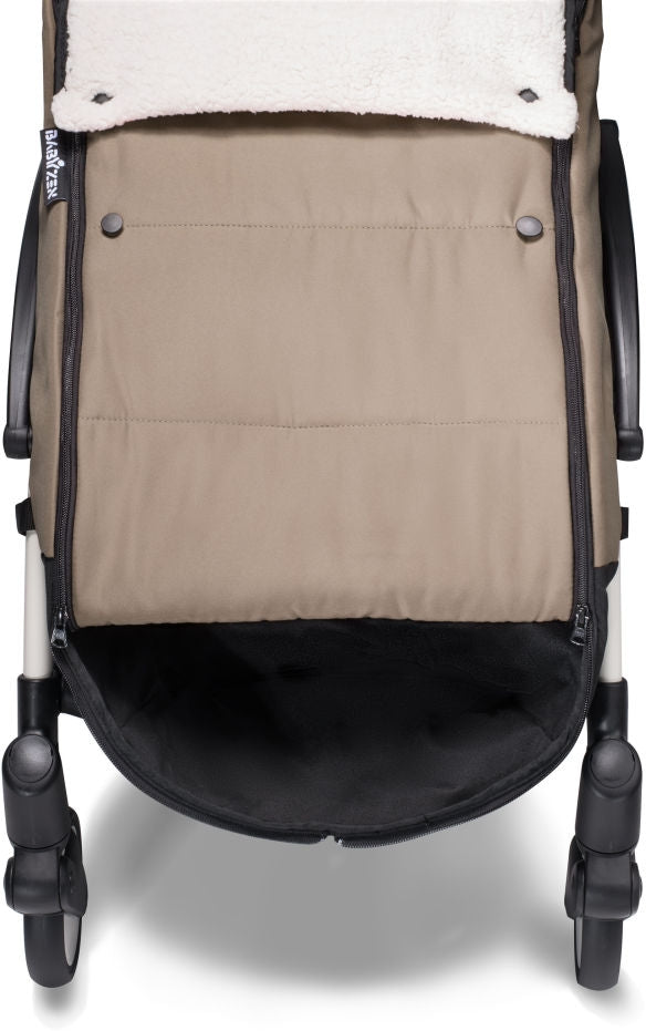 Detalj av fleece materiale på Vognpose i fleece med avtakbar hette taupe BABYZEN YOYO