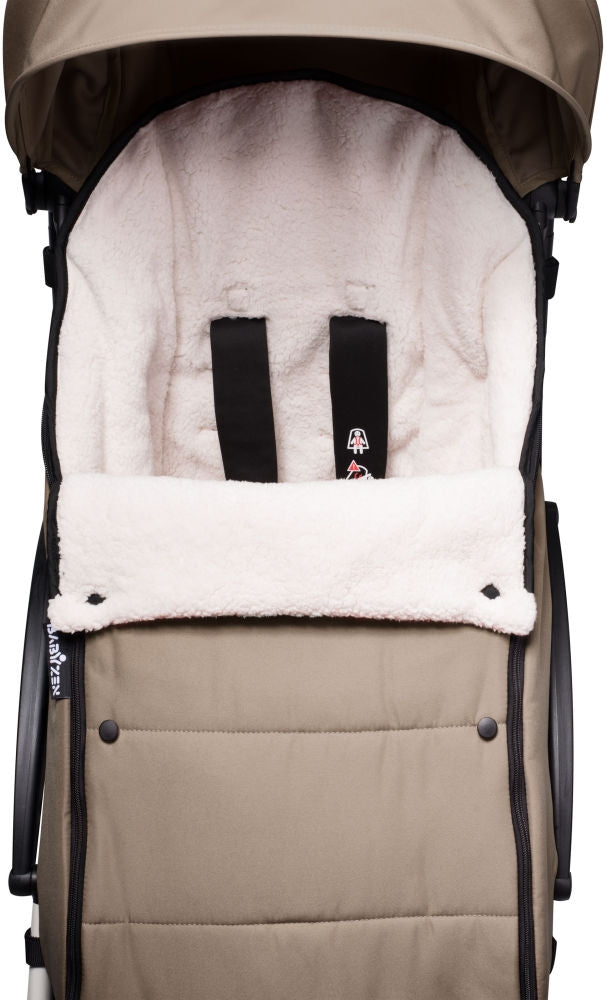 Nærbilde av avtakbar hette på Vognpose i fleece med avtakbar hette taupe BABYZEN YOYO