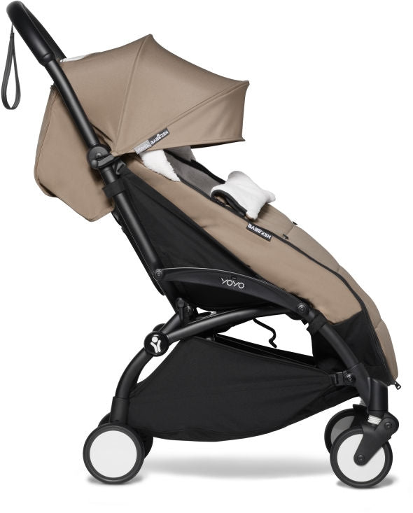 Vognpose i fleece med avtakbar hette taupe BABYZEN YOYO sammenfoldet