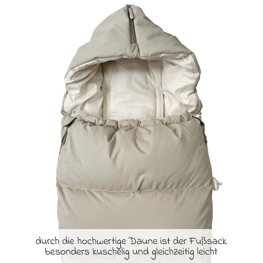 Detalj av vognpose Little Dowwny i dun til babystol og bag, sand