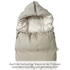 Detalj av vognpose Little Dowwny i dun til babystol og bag, sand
