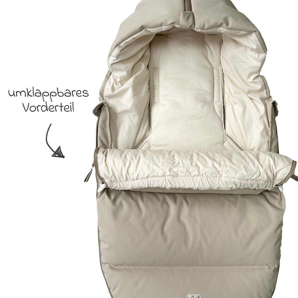Nærbilde av tekstur på vognpose Little Dowwny i dun til babystol og bag, sand