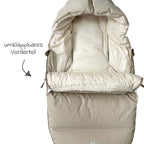 Nærbilde av tekstur på vognpose Little Dowwny i dun til babystol og bag, sand